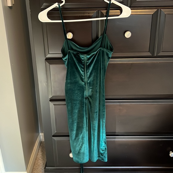 Windsor Green Velvet Cocktail Dress - Picture 2 of 3